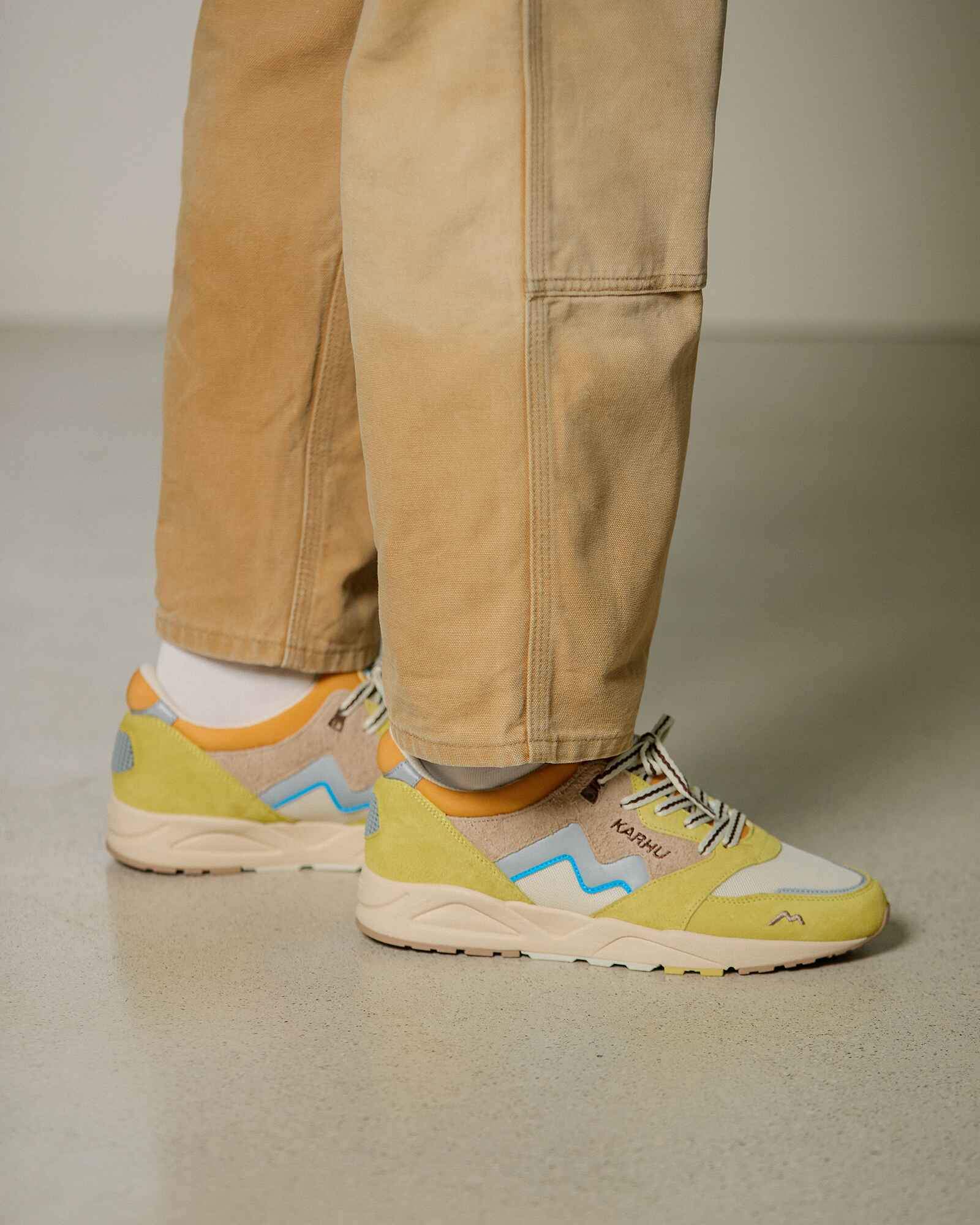 Aria 95 - Cream Gold / Warm Taupe | Karhu on sale