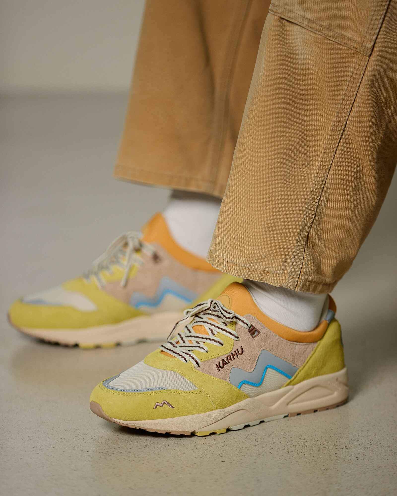 Aria 95 - Cream Gold / Warm Taupe | Karhu on sale