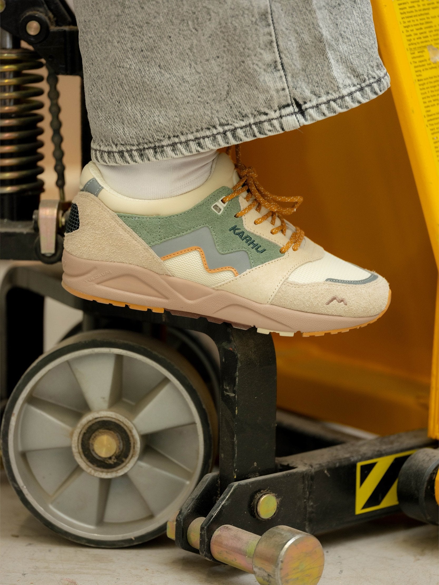 Aria 95 Mölkky pack Turtledove / Iceberg Green - Sneakers | Karhu for sale