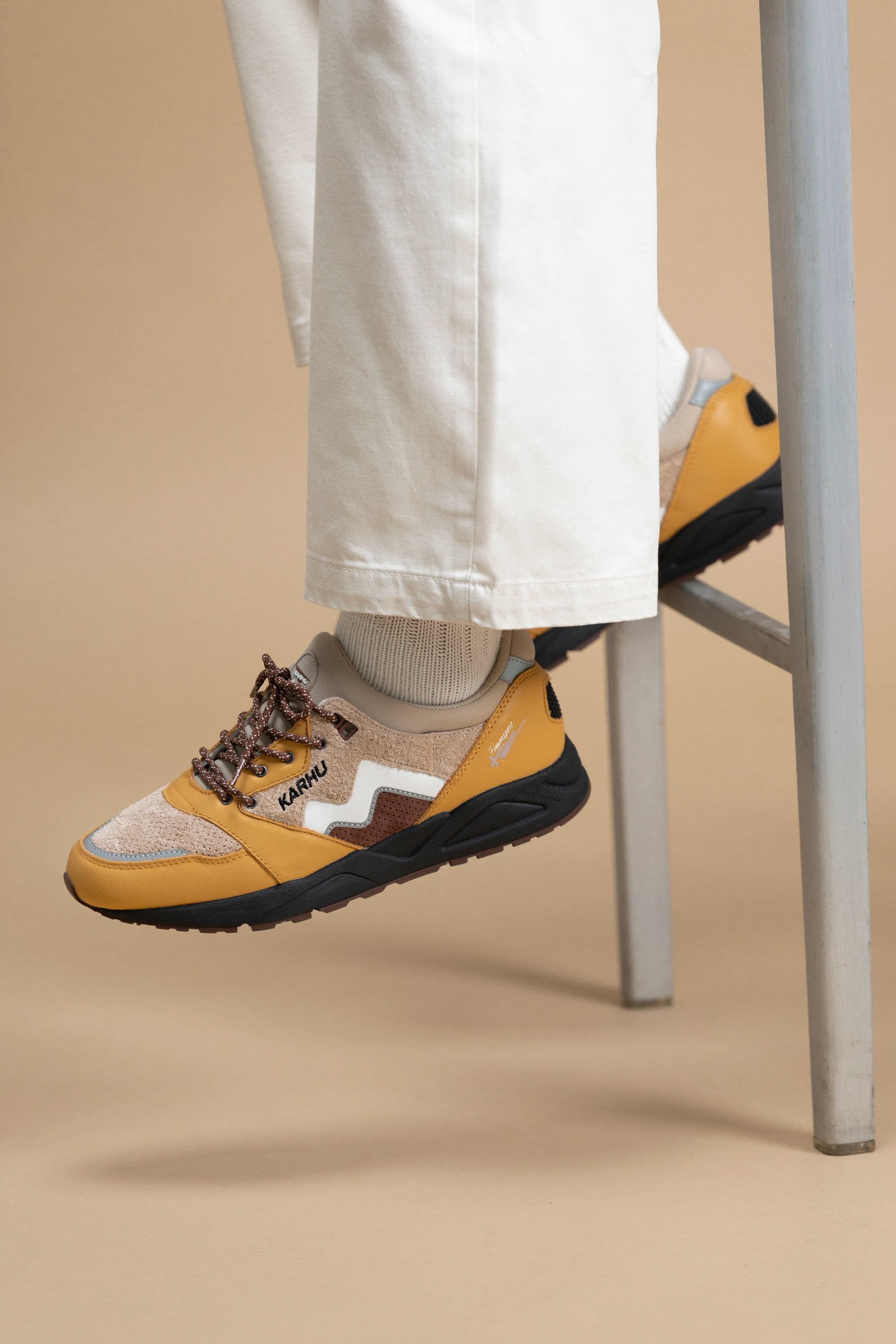 Aria 95 - Oak Buff / White | Karhu near me