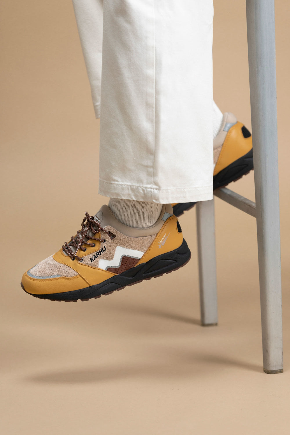 Aria 95 - Oak Buff / White | Karhu near me