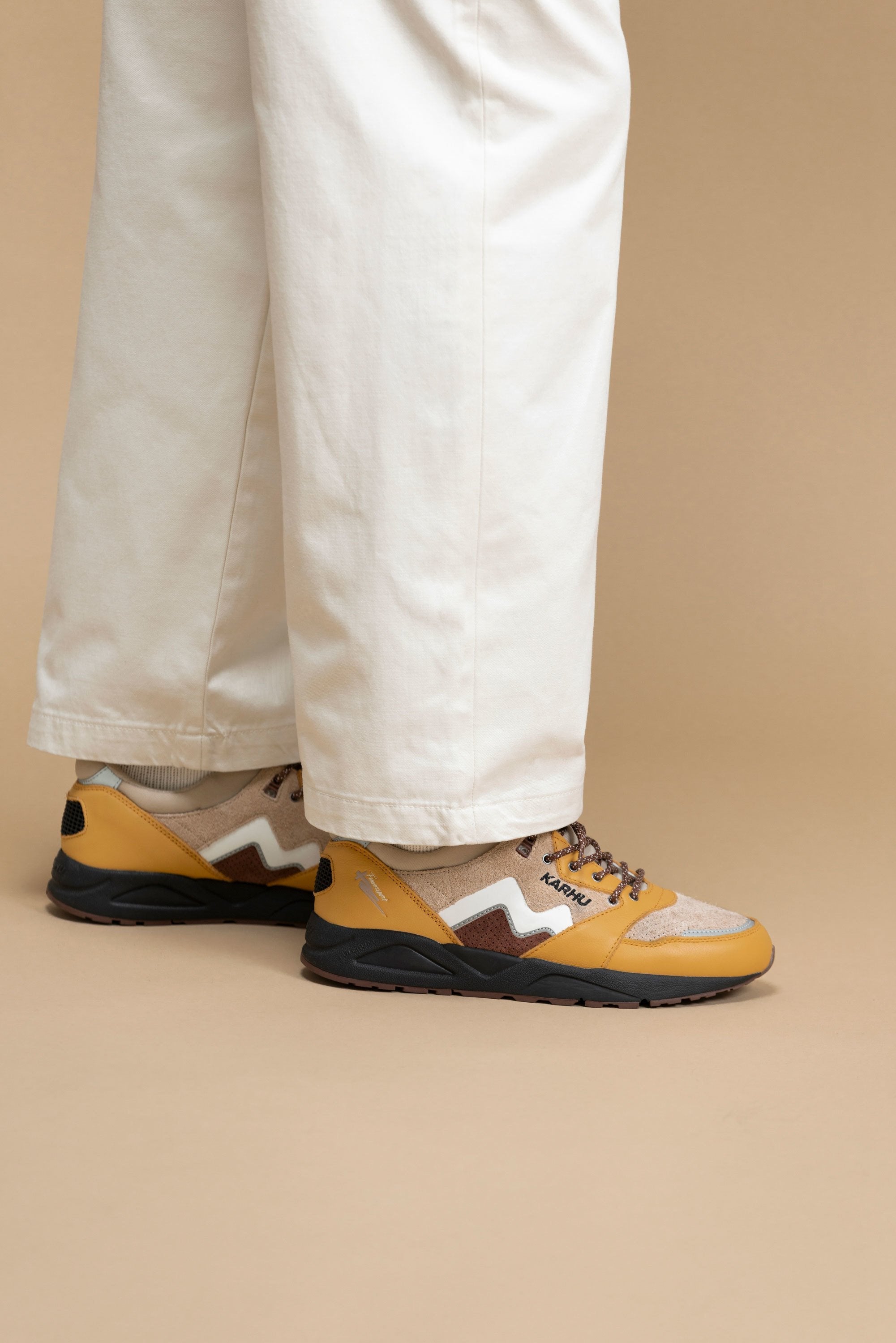 Aria 95 - Oak Buff / White | Karhu near me