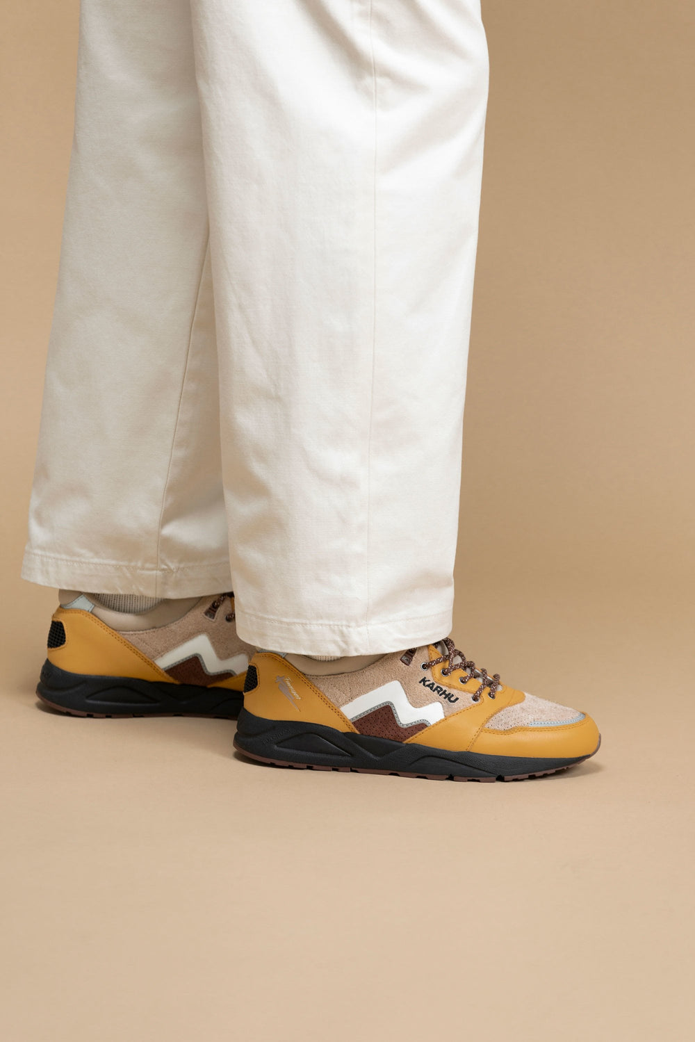 Aria 95 - Oak Buff / White | Karhu near me