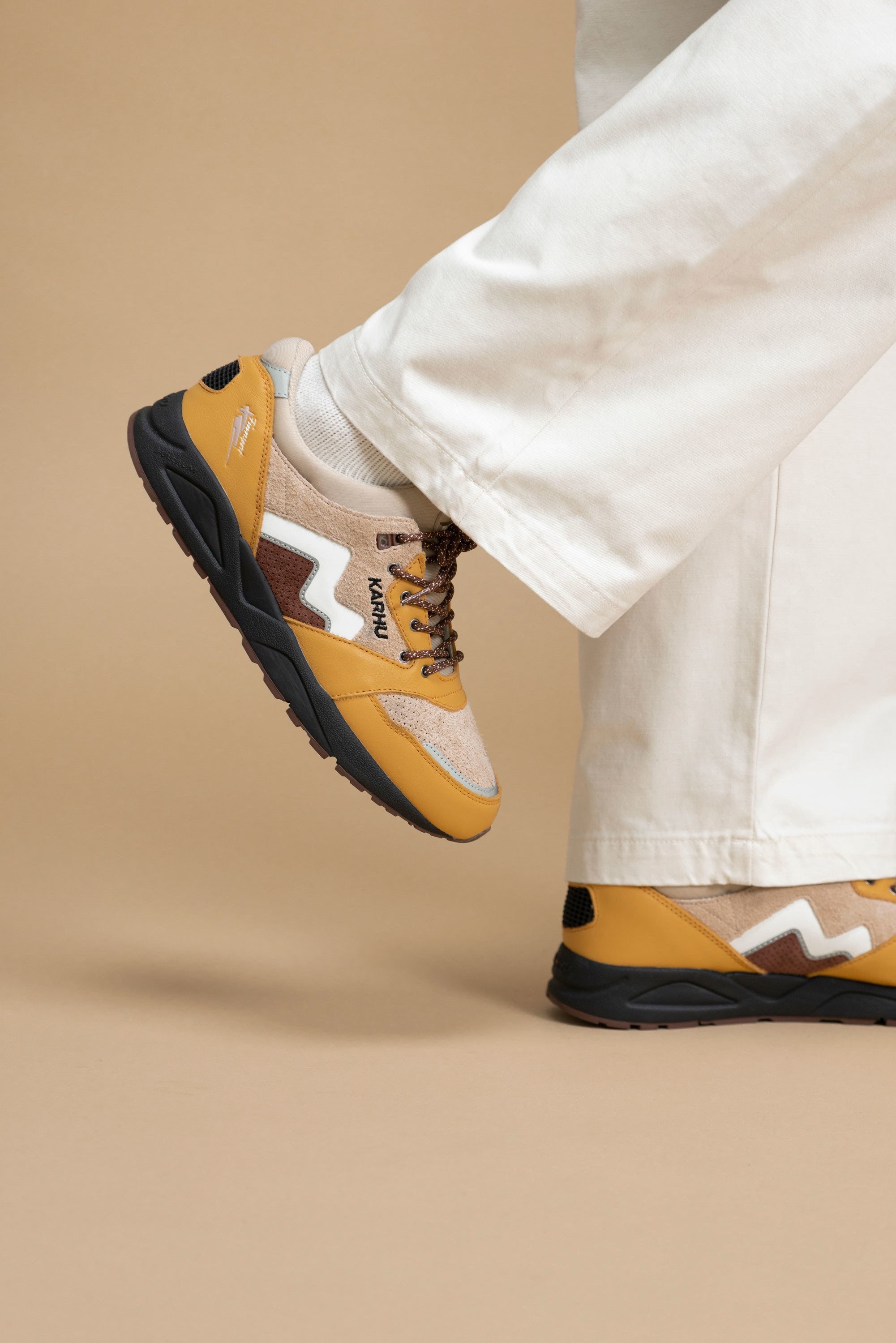 Aria 95 - Oak Buff / White | Karhu near me