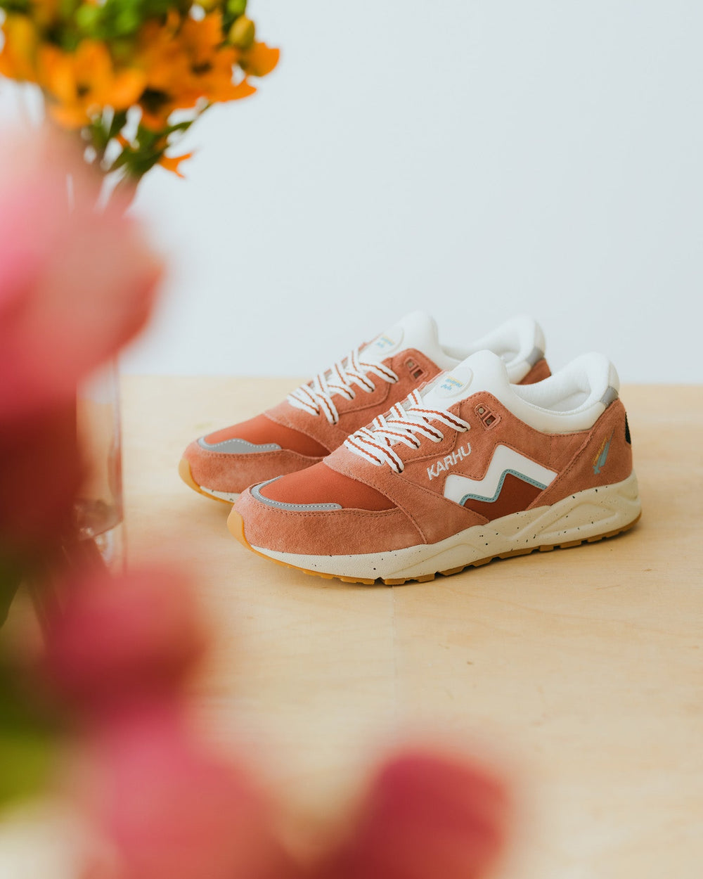 Aria 95 – Light Mahogany / White | Karhu on sale