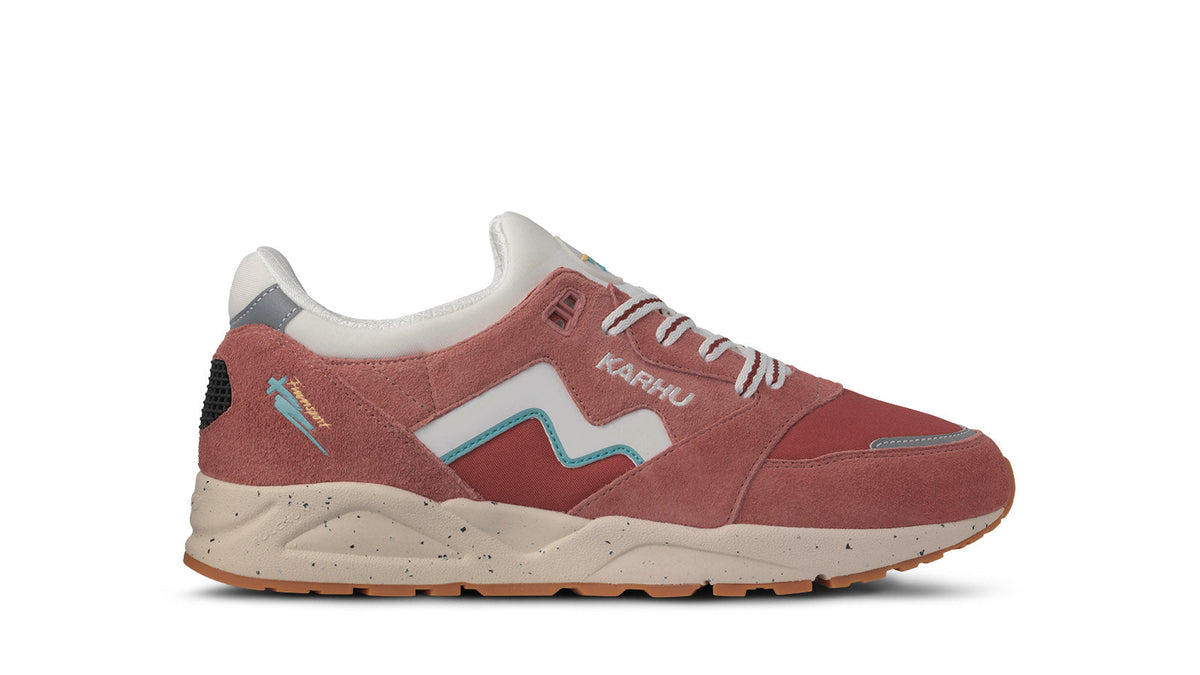 Aria 95 – Light Mahogany / White | Karhu on sale