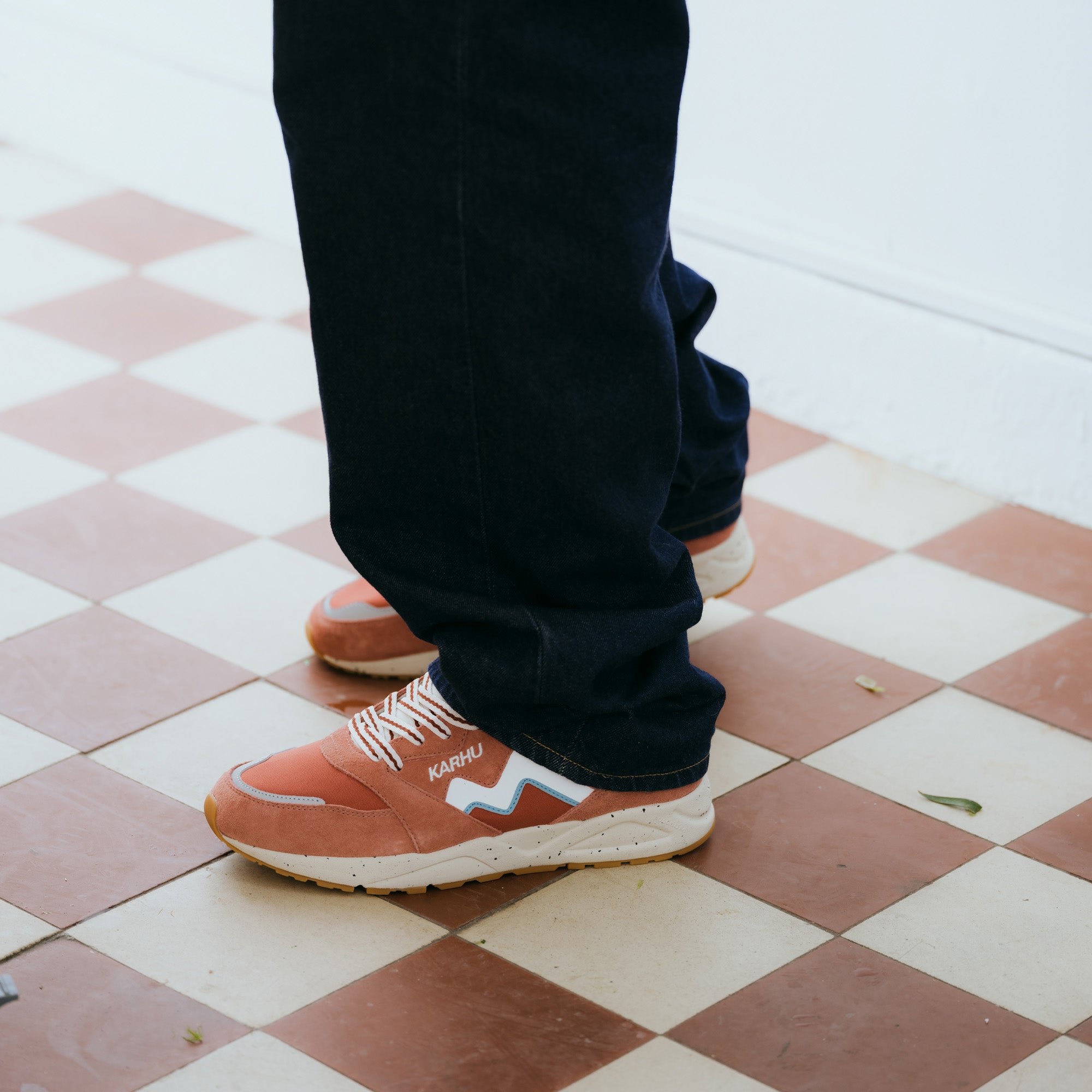 Aria 95 – Light Mahogany / White | Karhu on sale
