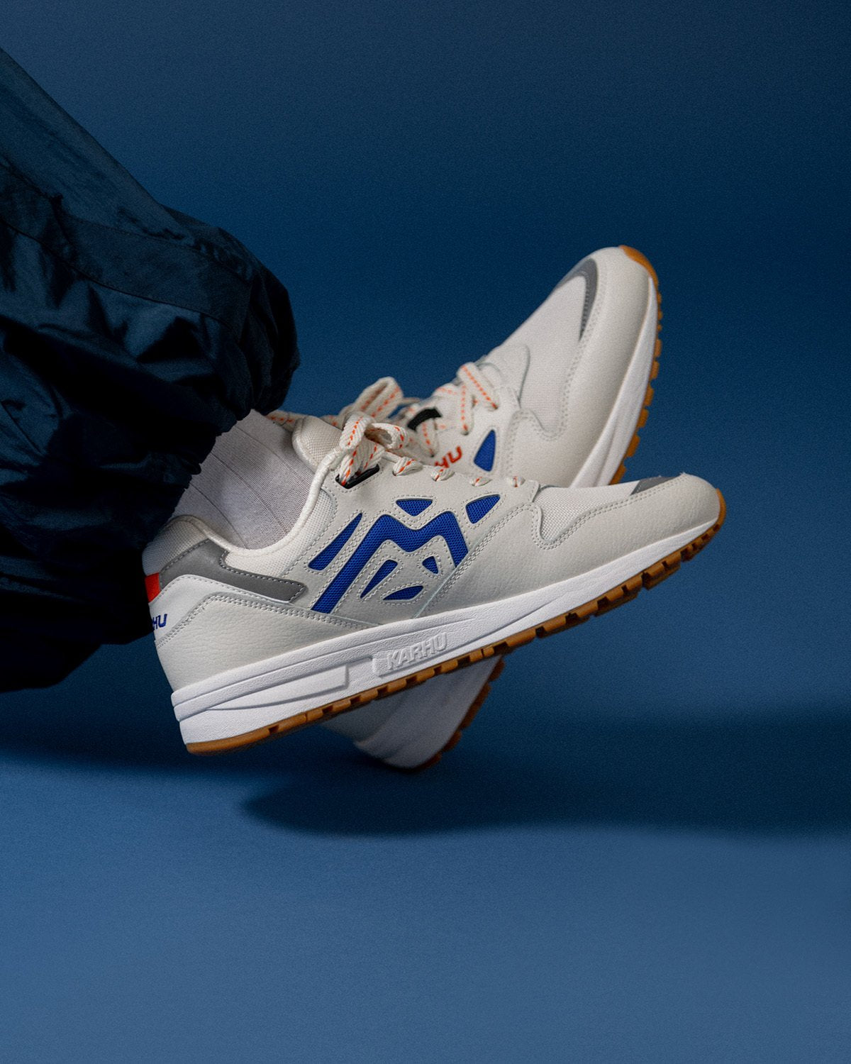 Legacy 96 – Blanc de Blanc / Dazzling Blue | Karhu for sale