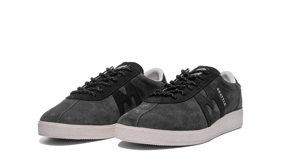 Karhu LIKELIHOOD TRAMPAS "SEATTLE BELIEF" - LAVAGNA / OFF BLACK | Karhu on sale